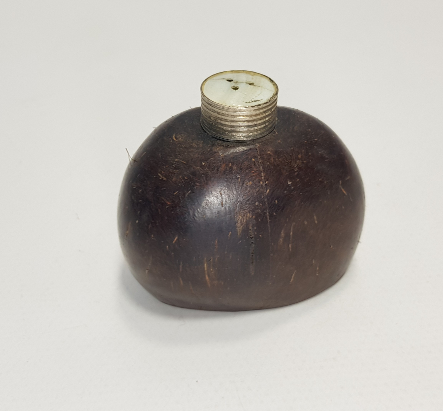 HİNDİSTAN CEVİZİNDEN MAMÜL TUZLUK BAHARATLIK