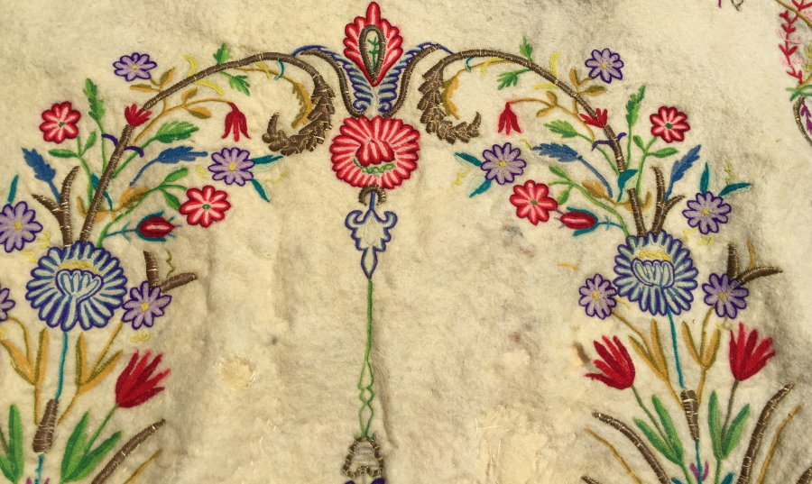 OSMANLI DÖNEMİ KEÇE ÜZERİ SIRMA VE İPEK İPLERLE İŞLENMİŞ TEKKE İŞİ SECCADE