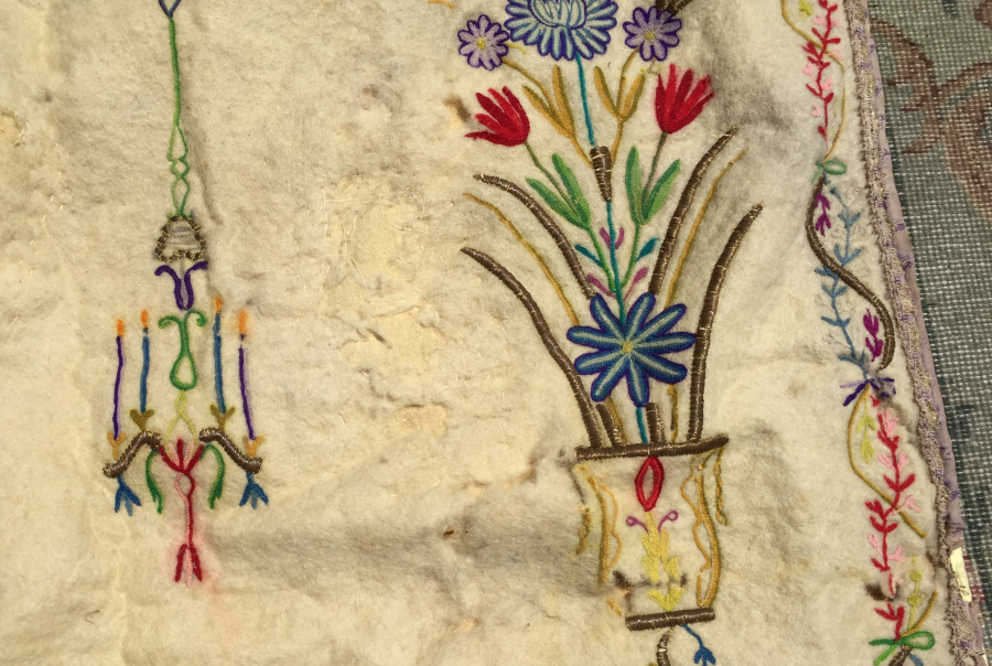 OSMANLI DÖNEMİ KEÇE ÜZERİ SIRMA VE İPEK İPLERLE İŞLENMİŞ TEKKE İŞİ SECCADE