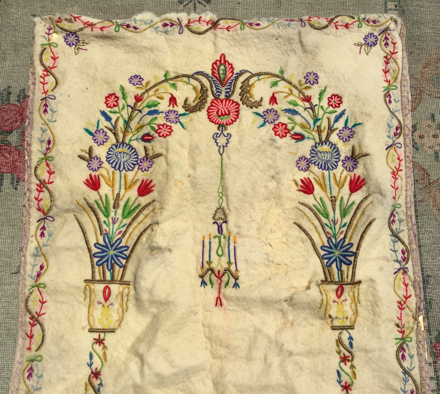 OSMANLI DÖNEMİ KEÇE ÜZERİ SIRMA VE İPEK İPLERLE İŞLENMİŞ TEKKE İŞİ SECCADE