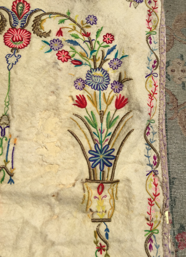 OSMANLI DÖNEMİ KEÇE ÜZERİ SIRMA VE İPEK İPLERLE İŞLENMİŞ TEKKE İŞİ SECCADE