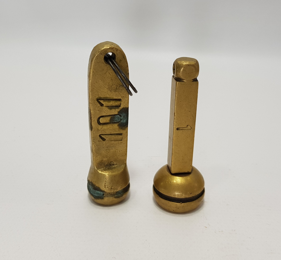 İKİ ADET OTEL ODASI ANAHTARLIĞI