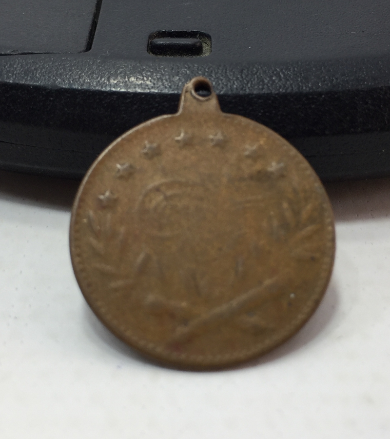 ÜZERİNDE MEHMED REŞAD HANIN PORTRESİ BULUNAN MEŞRUTİYET MADALYASI