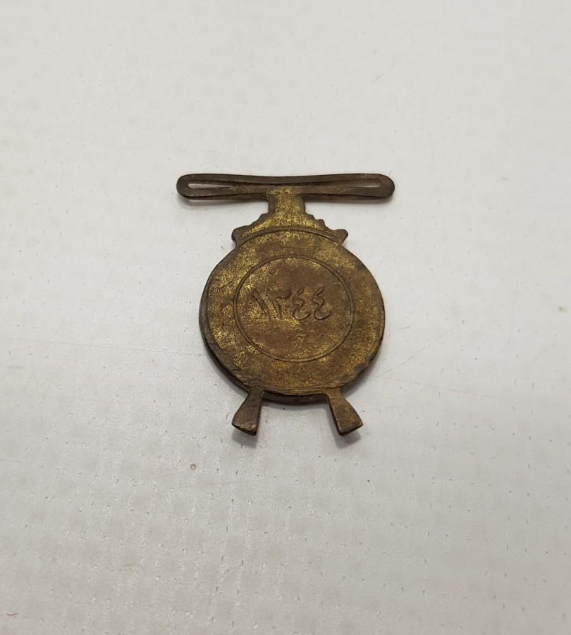 1928 TARİHLİ HİLAL MOTİFLİ VE ARAPÇA YAZILI MİNİ MADALYA