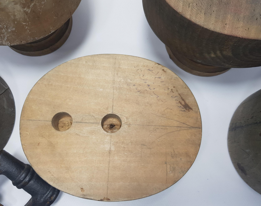 OSMANLI DÖNEMİ ŞAPKA VE FES YAPIMINDA KULLANILAN KALIPLAR VE EL ALETLERİ 