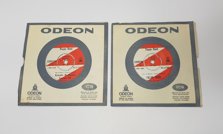 SANATÇI YAŞAR ÖZEL'E AİT İKİ ADET 45'LİK PLAK 