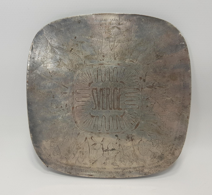 ÜZERİNE İSVEÇ'TE YAŞAYAN ÇİÇEKLER RESMEDİLMİŞ GÜMÜŞ PLAKA