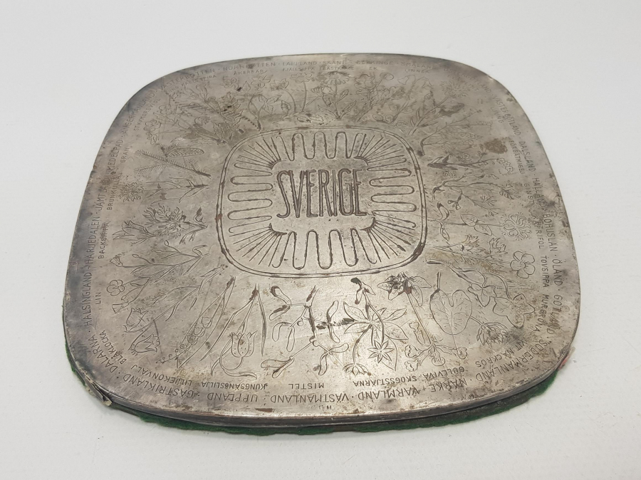 ÜZERİNE İSVEÇ'TE YAŞAYAN ÇİÇEKLER RESMEDİLMİŞ GÜMÜŞ PLAKA