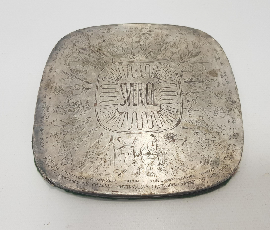 ÜZERİNE İSVEÇ'TE YAŞAYAN ÇİÇEKLER RESMEDİLMİŞ GÜMÜŞ PLAKA