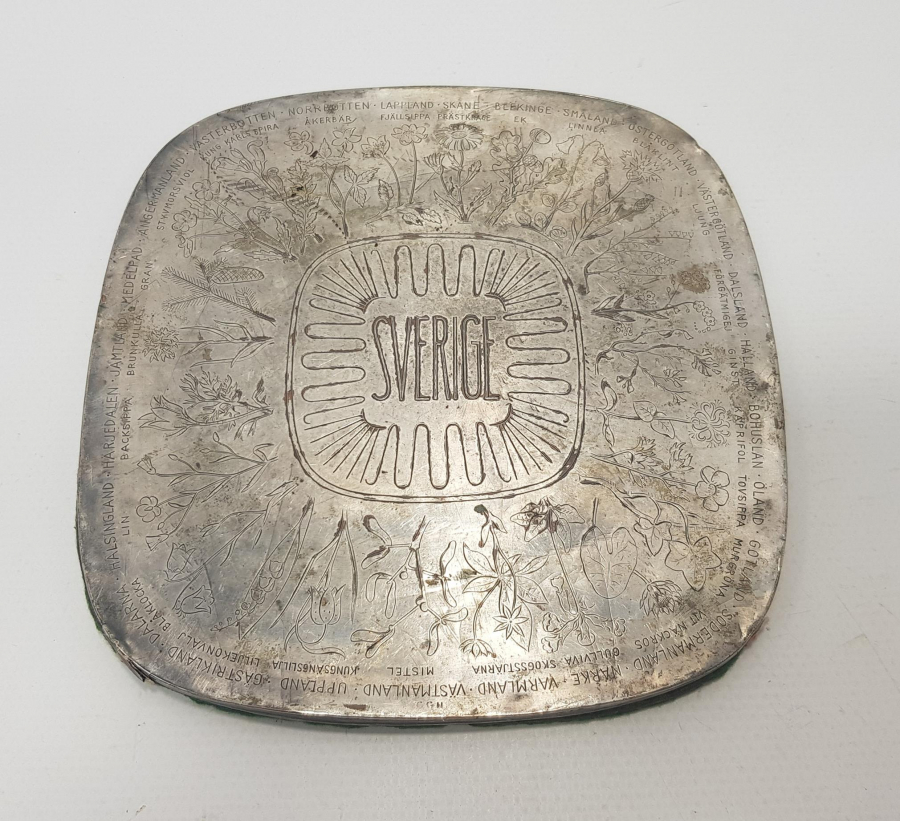 ÜZERİNE İSVEÇ'TE YAŞAYAN ÇİÇEKLER RESMEDİLMİŞ GÜMÜŞ PLAKA