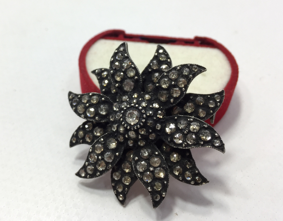 ÖZEL YAPIM ANTİKA ELMAS TAŞLARLA SÜSLÜ BROŞ