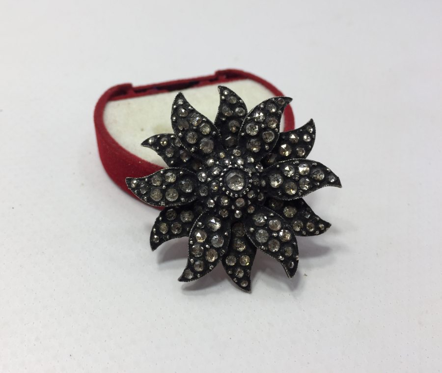 ÖZEL YAPIM ANTİKA ELMAS TAŞLARLA SÜSLÜ BROŞ