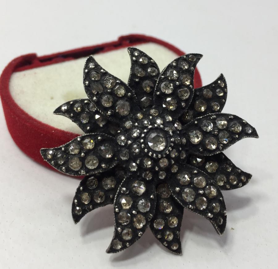 ÖZEL YAPIM ANTİKA ELMAS TAŞLARLA SÜSLÜ BROŞ