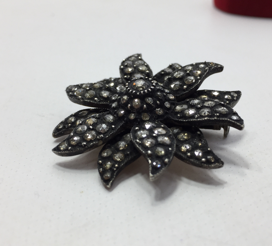ÖZEL YAPIM ANTİKA ELMAS TAŞLARLA SÜSLÜ BROŞ