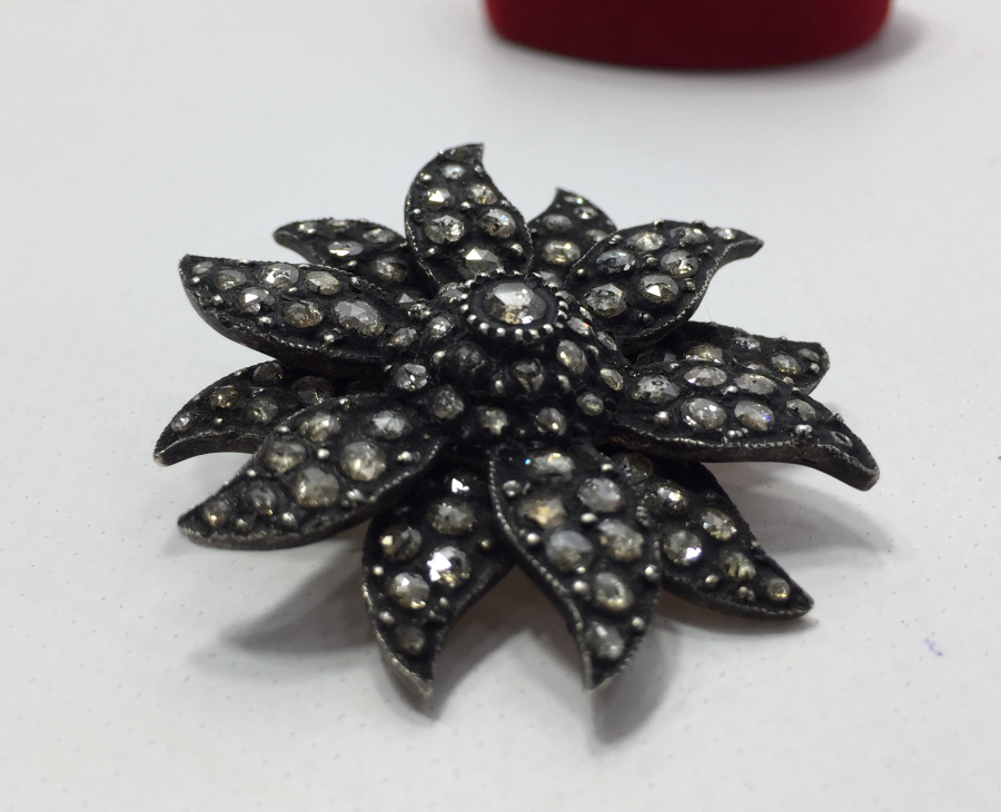 ÖZEL YAPIM ANTİKA ELMAS TAŞLARLA SÜSLÜ BROŞ