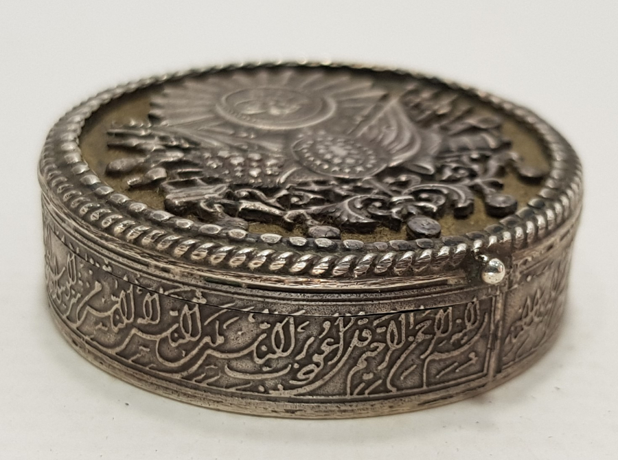ÜZERİ OSMANLI ARMALI GÜMÜŞ ENFİYE KUTUSU