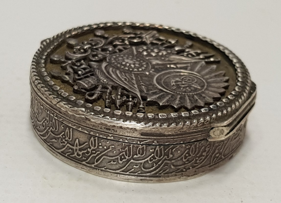 ÜZERİ OSMANLI ARMALI GÜMÜŞ ENFİYE KUTUSU