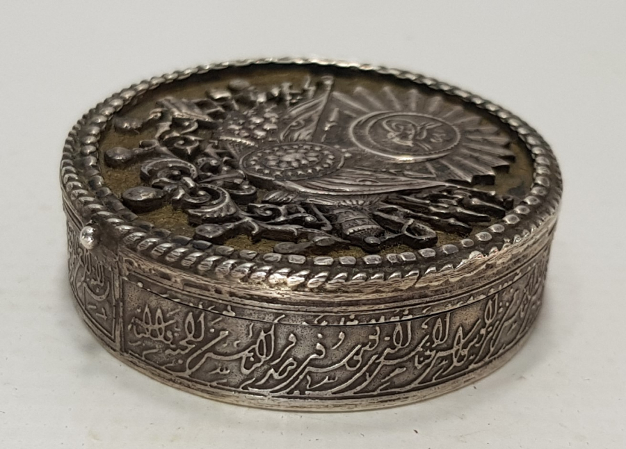 ÜZERİ OSMANLI ARMALI GÜMÜŞ ENFİYE KUTUSU