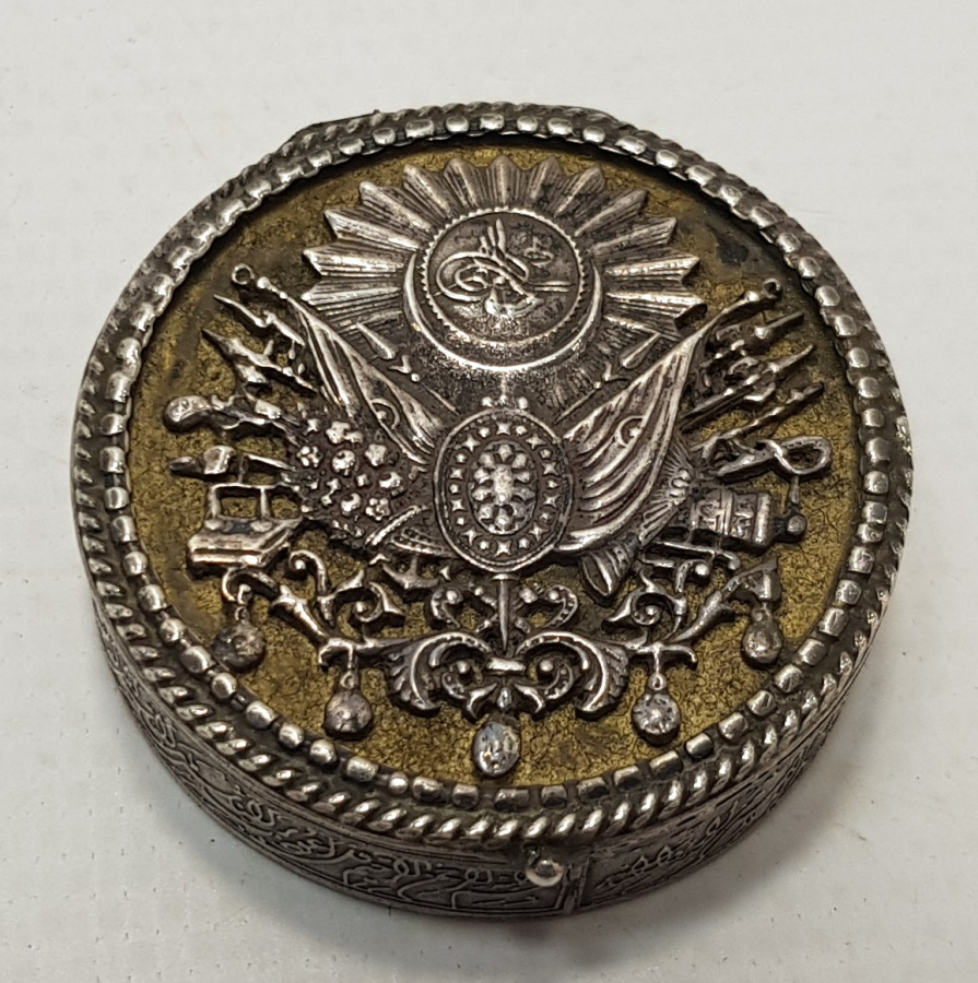 ÜZERİ OSMANLI ARMALI GÜMÜŞ ENFİYE KUTUSU