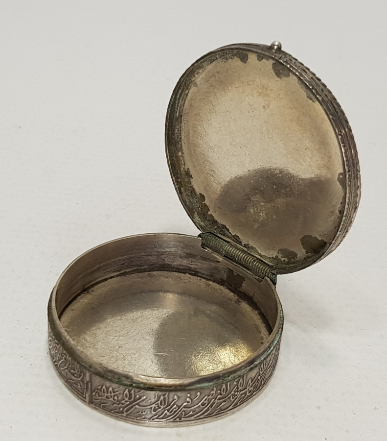 ÜZERİ OSMANLI ARMALI GÜMÜŞ ENFİYE KUTUSU