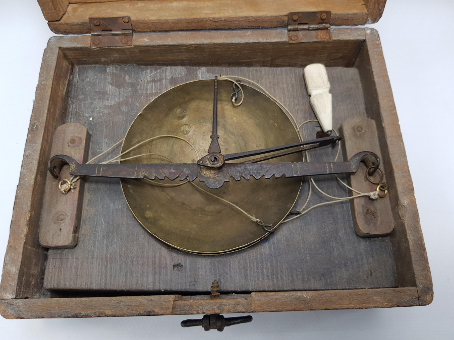 AY YILDIZLI BAYRAK VE OSMANLICA USTA DAMGALI KUTUSUNDA KUYUMCU TERAZİSİ