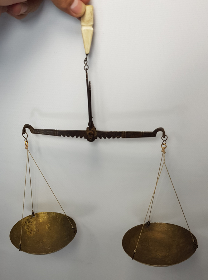 AY YILDIZLI BAYRAK VE OSMANLICA USTA DAMGALI KUTUSUNDA KUYUMCU TERAZİSİ