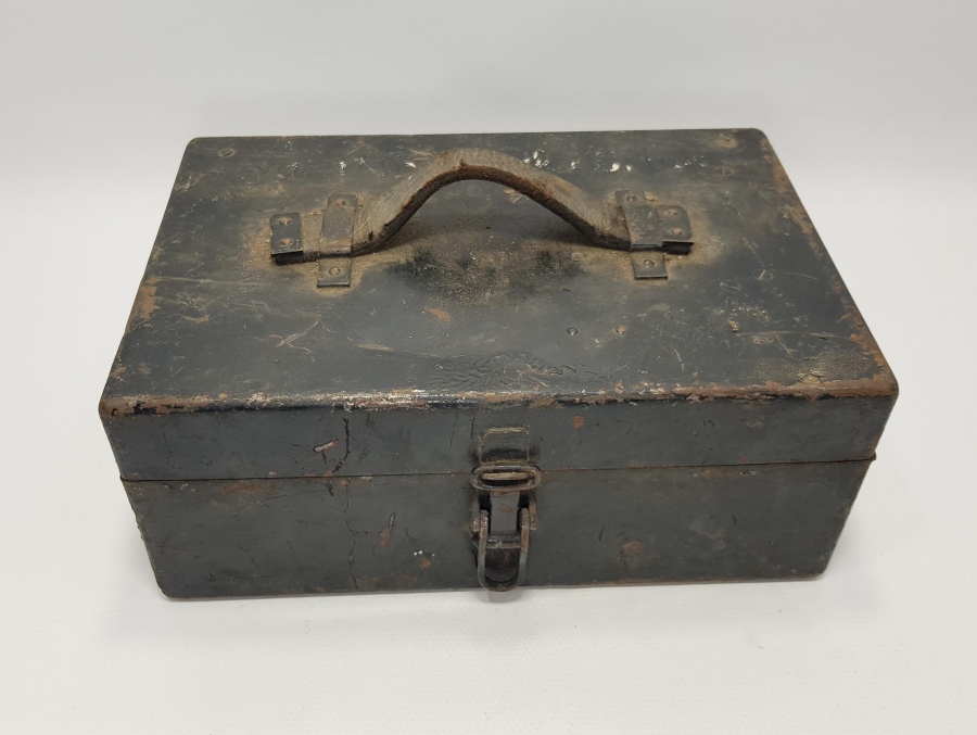 KUTUSUNDA 1938 TARİHLİ AY YILDIZLI BAYRAK RESİMLİ TOPÇU DÜRBÜNÜ