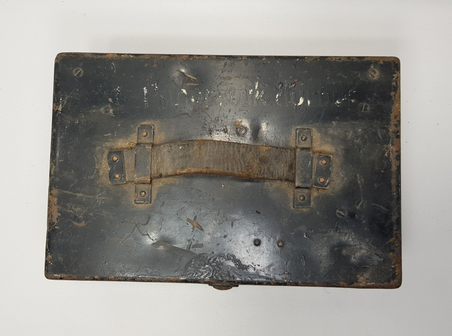 KUTUSUNDA 1938 TARİHLİ AY YILDIZLI BAYRAK RESİMLİ TOPÇU DÜRBÜNÜ