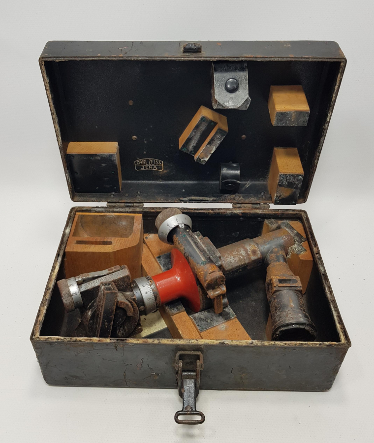 KUTUSUNDA 1938 TARİHLİ AY YILDIZLI BAYRAK RESİMLİ TOPÇU DÜRBÜNÜ