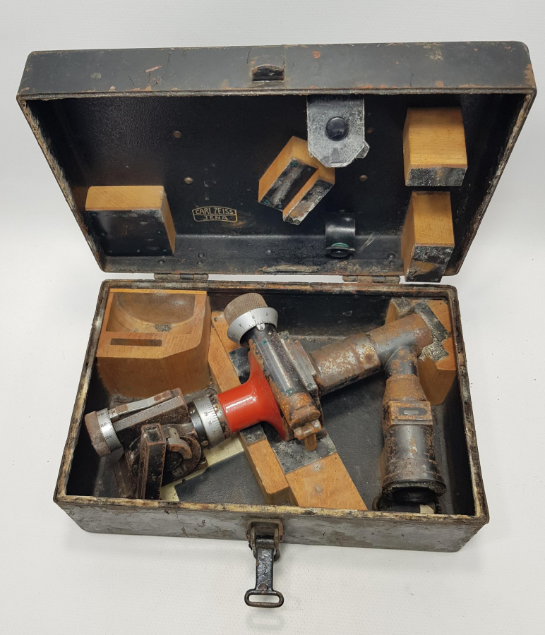 KUTUSUNDA 1938 TARİHLİ AY YILDIZLI BAYRAK RESİMLİ TOPÇU DÜRBÜNÜ