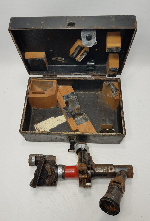 KUTUSUNDA 1938 TARİHLİ AY YILDIZLI BAYRAK RESİMLİ TOPÇU DÜRBÜNÜ