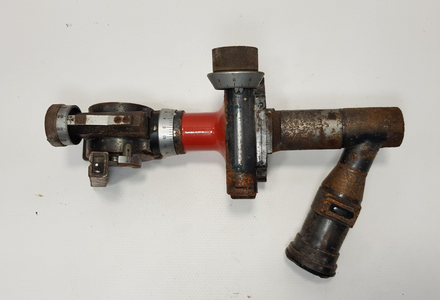 KUTUSUNDA 1938 TARİHLİ AY YILDIZLI BAYRAK RESİMLİ TOPÇU DÜRBÜNÜ