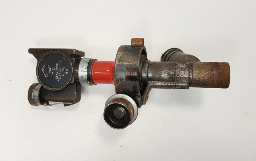 KUTUSUNDA 1938 TARİHLİ AY YILDIZLI BAYRAK RESİMLİ TOPÇU DÜRBÜNÜ