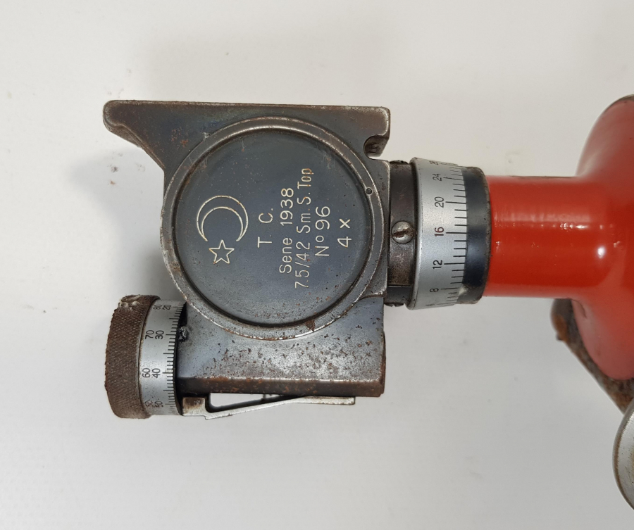 KUTUSUNDA 1938 TARİHLİ AY YILDIZLI BAYRAK RESİMLİ TOPÇU DÜRBÜNÜ