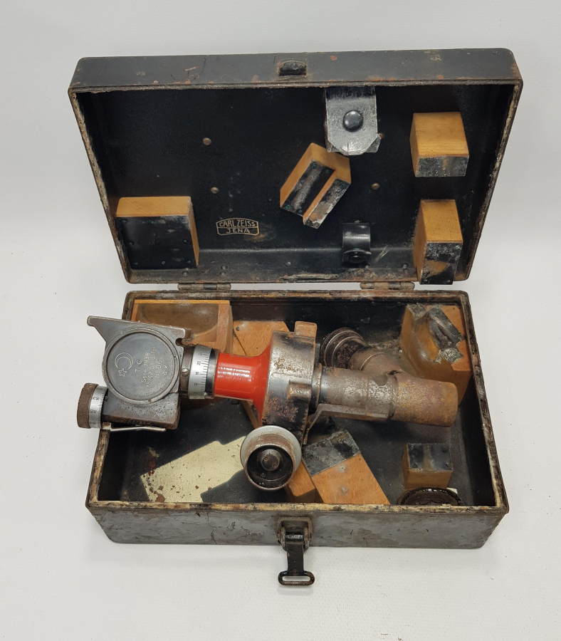 KUTUSUNDA 1938 TARİHLİ AY YILDIZLI BAYRAK RESİMLİ TOPÇU DÜRBÜNÜ