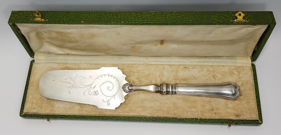 KUTUSUNDA GÜMÜŞ KAPLAMA PASTA SPATULASI 