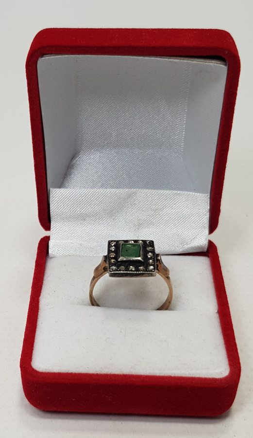 ORTASI ZÜMRÜT KENARLARI ELMAS TAŞLARLA SÜSLÜ ALTIN YÜZÜK