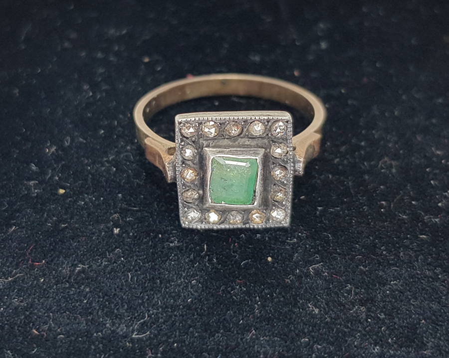 ORTASI ZÜMRÜT KENARLARI ELMAS TAŞLARLA SÜSLÜ ALTIN YÜZÜK