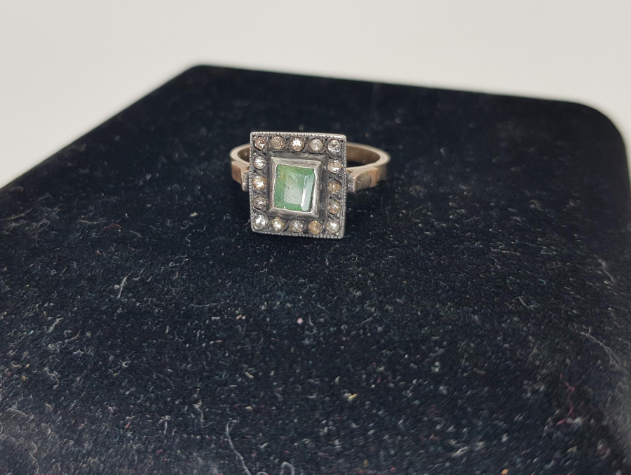 ORTASI ZÜMRÜT KENARLARI ELMAS TAŞLARLA SÜSLÜ ALTIN YÜZÜK