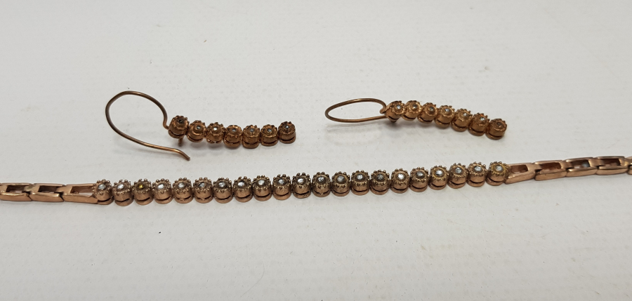 PIRLANTA TAŞLARLA SÜSLÜ BİLEKLİK VE KÜPE TAKIMI 