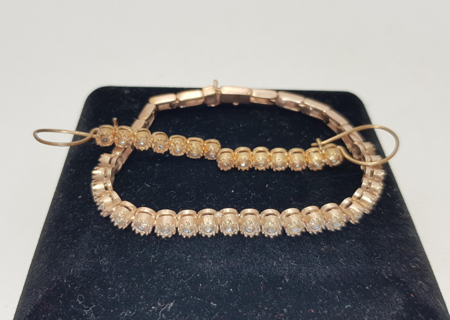 PIRLANTA TAŞLARLA SÜSLÜ BİLEKLİK VE KÜPE TAKIMI 