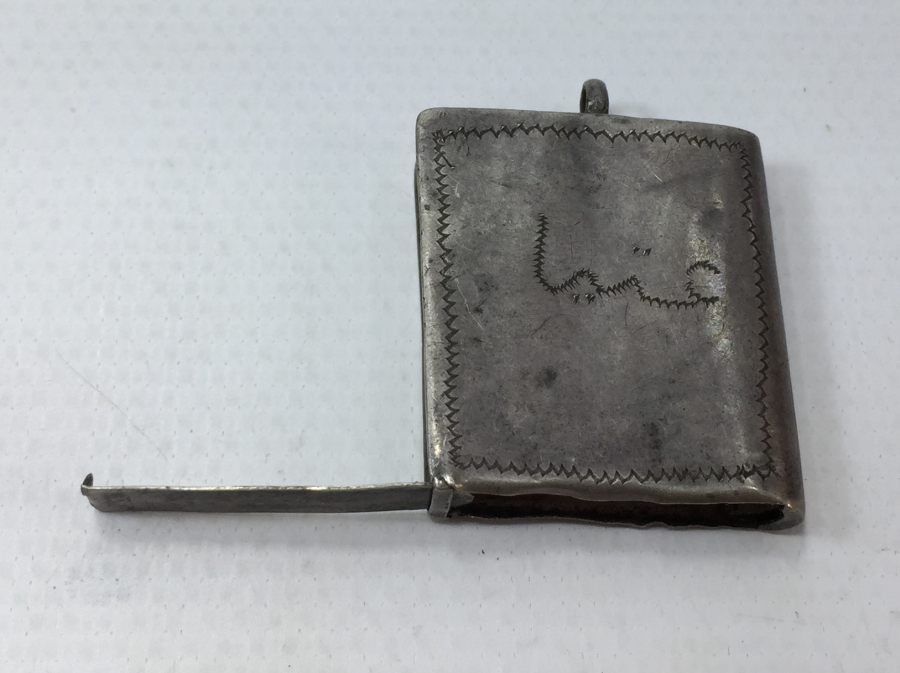 ÜZERİNDE SAHİBİNİN ADI YAZILI OLAN GÜMÜŞ ASKER HAMAYILI