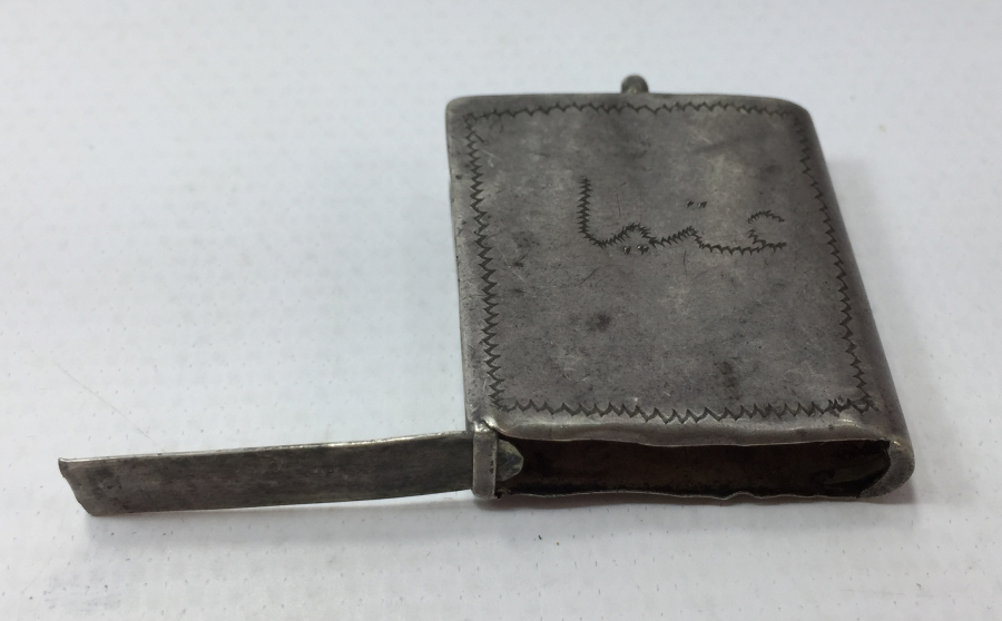 ÜZERİNDE SAHİBİNİN ADI YAZILI OLAN GÜMÜŞ ASKER HAMAYILI