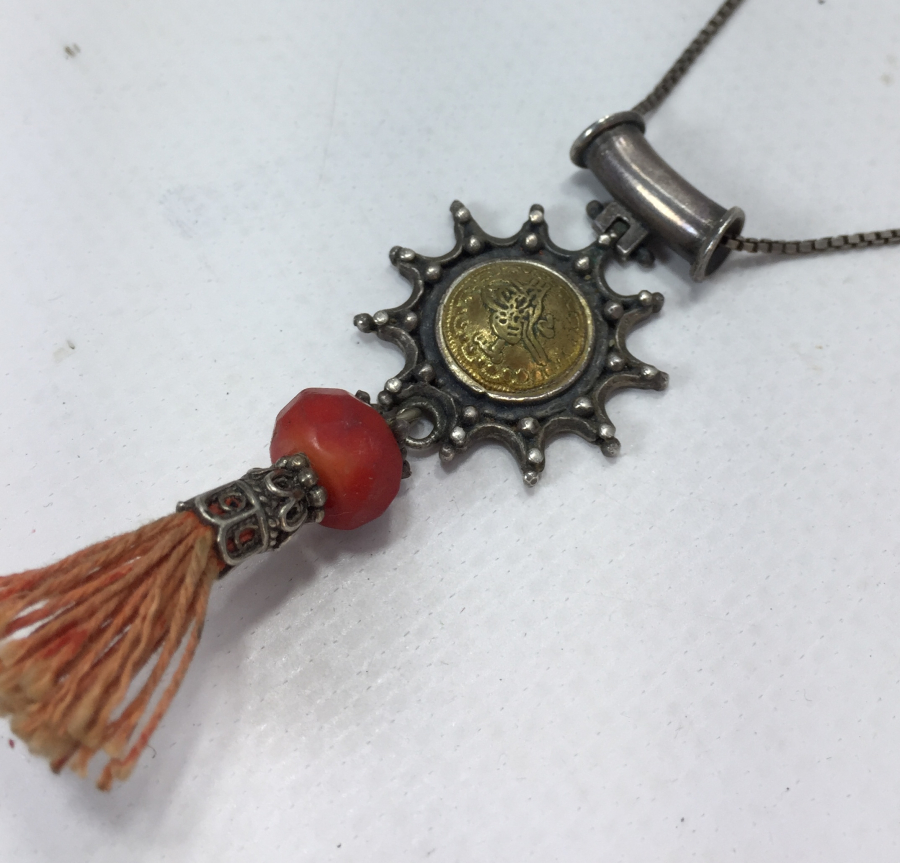 GÜMÜŞ TESLİM TAŞI FORMUNDA TUĞRALI KOLYE 