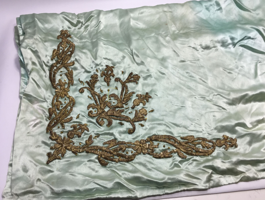 OSMANLI DÖNEMİ BİR KÖŞESİ APLİK SIRMA İŞÇİLİKLİ GELİN BOHÇASI