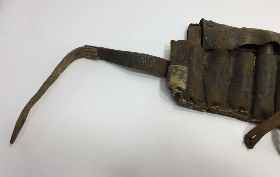 OSMANLI DÖNEMİ İÇİNDE DOLU HAZIRLARI BULUNAN DERİDEN MAMUL KÜTÜKLÜK