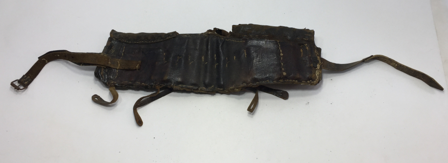 OSMANLI DÖNEMİ İÇİNDE DOLU HAZIRLARI BULUNAN DERİDEN MAMUL KÜTÜKLÜK