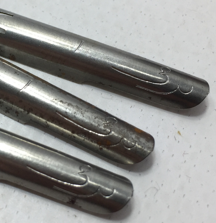 OSMANLI DÖNEMİ KUTUSUNDA ÜZERLERİ OSMANLICA YAZILI DİVİT UÇLARI