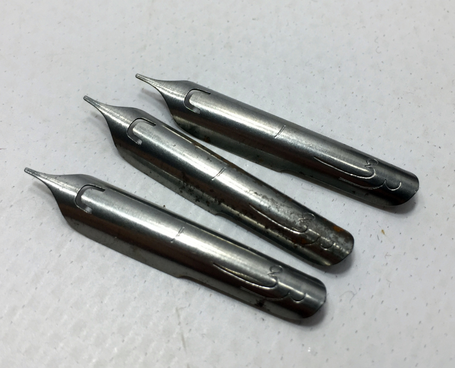 OSMANLI DÖNEMİ KUTUSUNDA ÜZERLERİ OSMANLICA YAZILI DİVİT UÇLARI