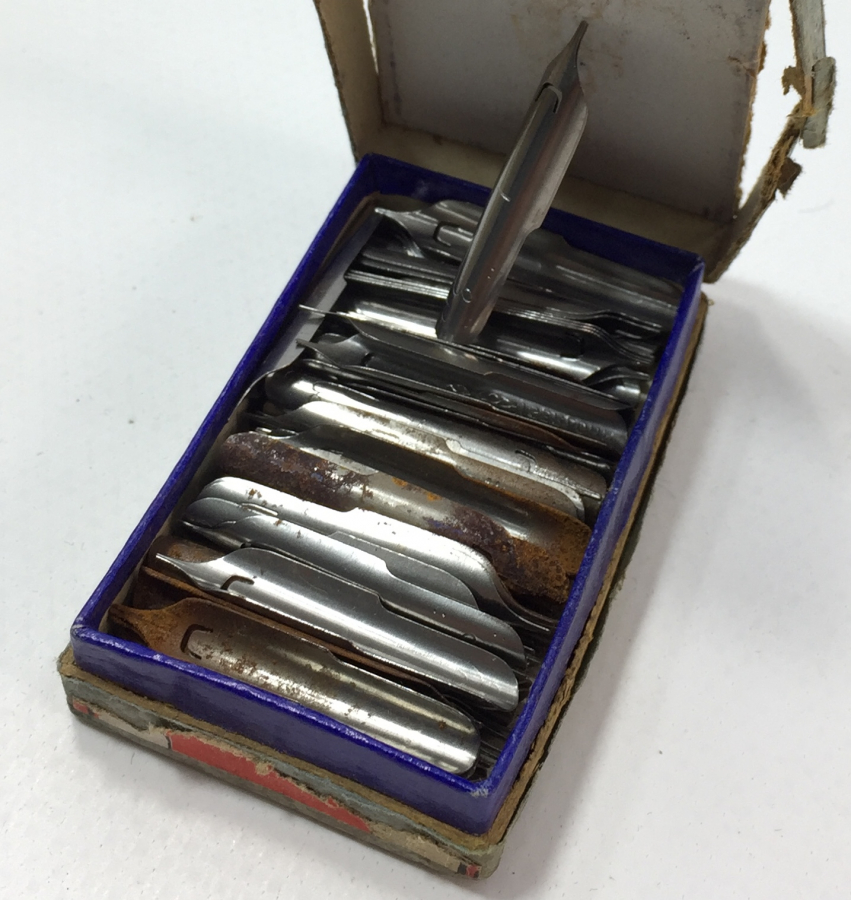 OSMANLI DÖNEMİ KUTUSUNDA ÜZERLERİ OSMANLICA YAZILI DİVİT UÇLARI